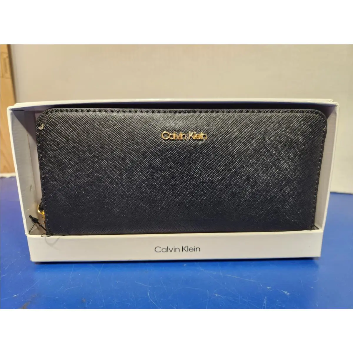 Calvin Klein Black Gold Zip Around Wallet H8JQ18VD