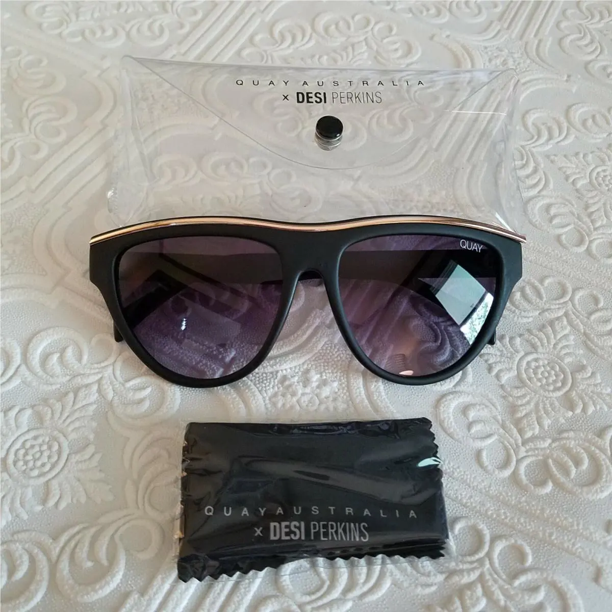 Quay Nwot Flight Risk Shield Sunglasses Black Smoke Gold Trim Classy