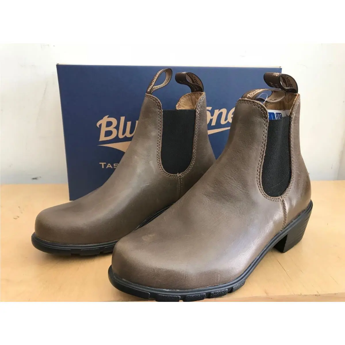 Blundstone shoes - Women`s Heeled (Feminine Toe) - Heeled Feminine Toe - 1672-Antique Taupe Supple Leather, Manufacturer: several colors 1
