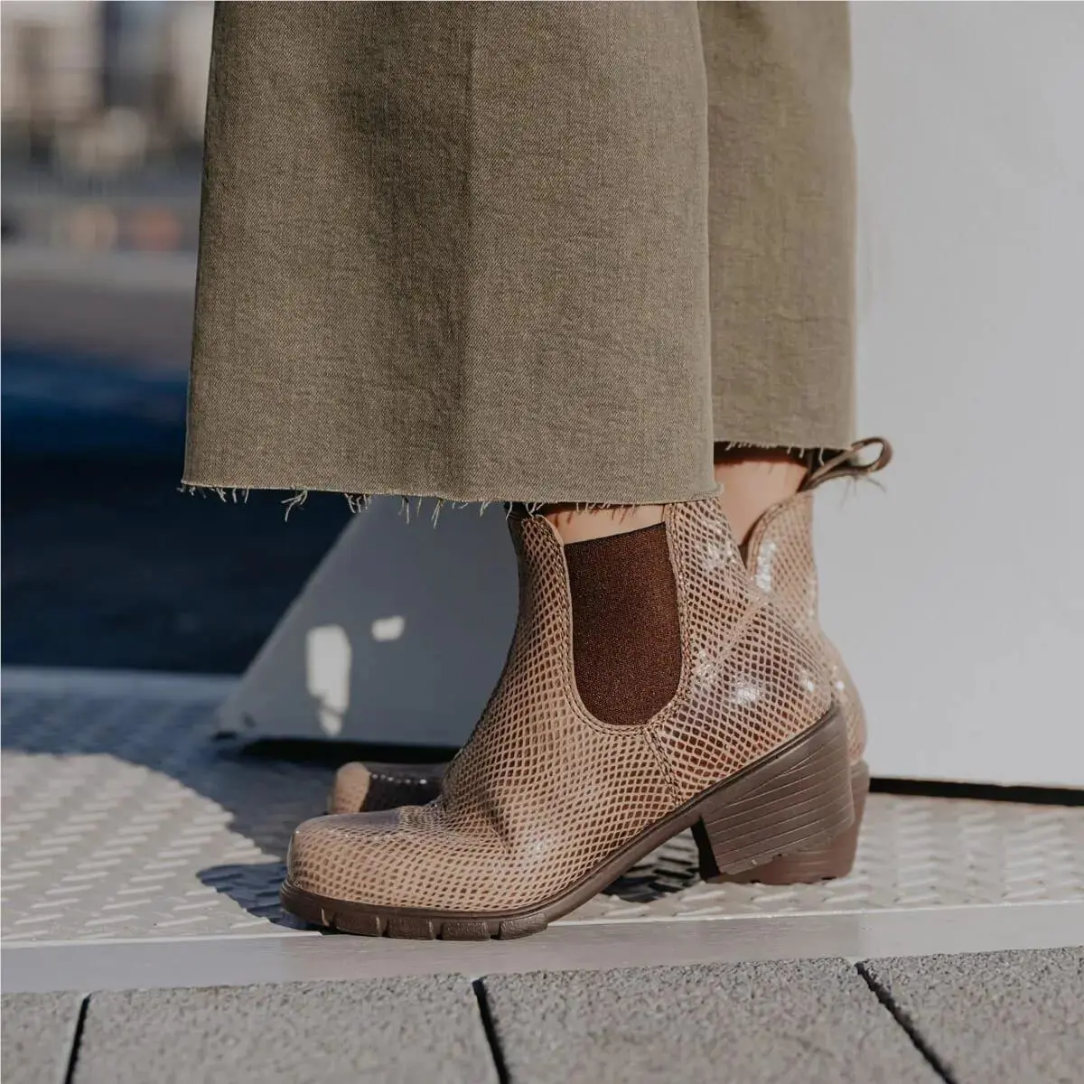 Blundstone shoes - Women`s Heeled (Feminine Toe) - Heeled Feminine Toe - 1672-Antique Taupe Supple Leather, Manufacturer: several colors 55
