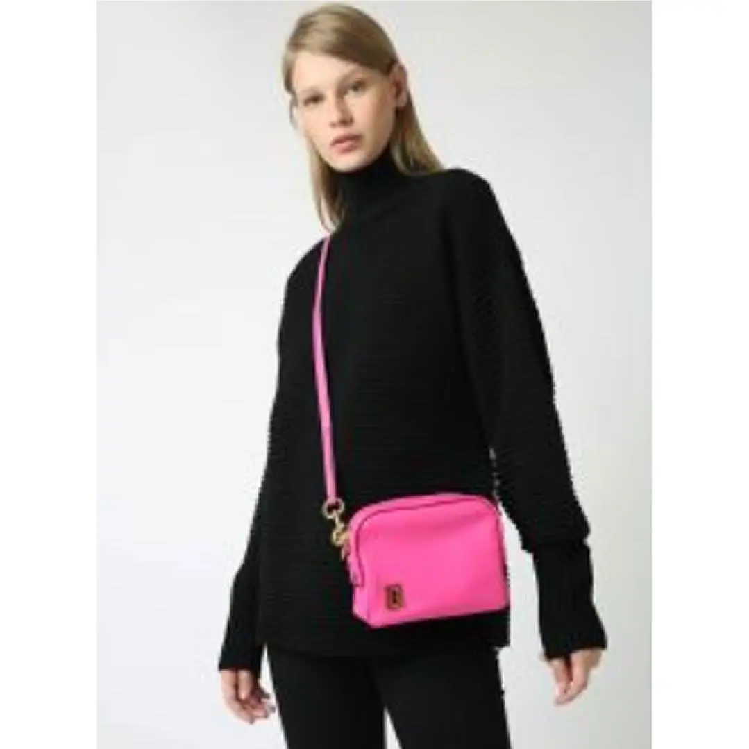 Marc Jacobs The Mini Squeeze Half-moon Crossbody Bag in Vivid Pink