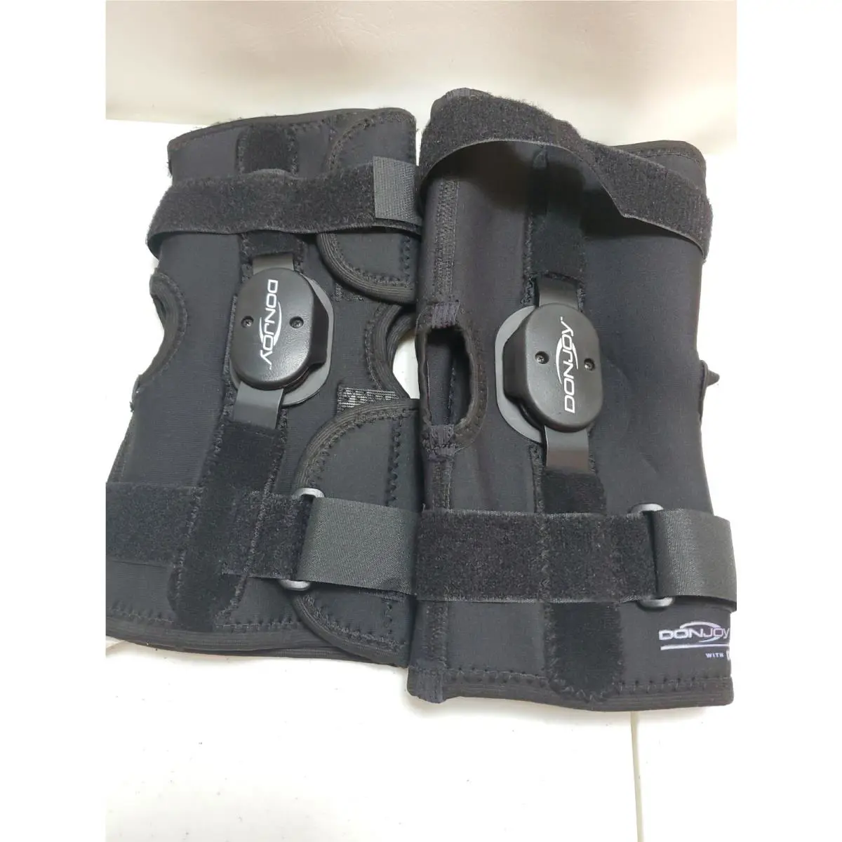 Donjoy Hinged Knee Brace Drytex Sleeve Small Lot 2