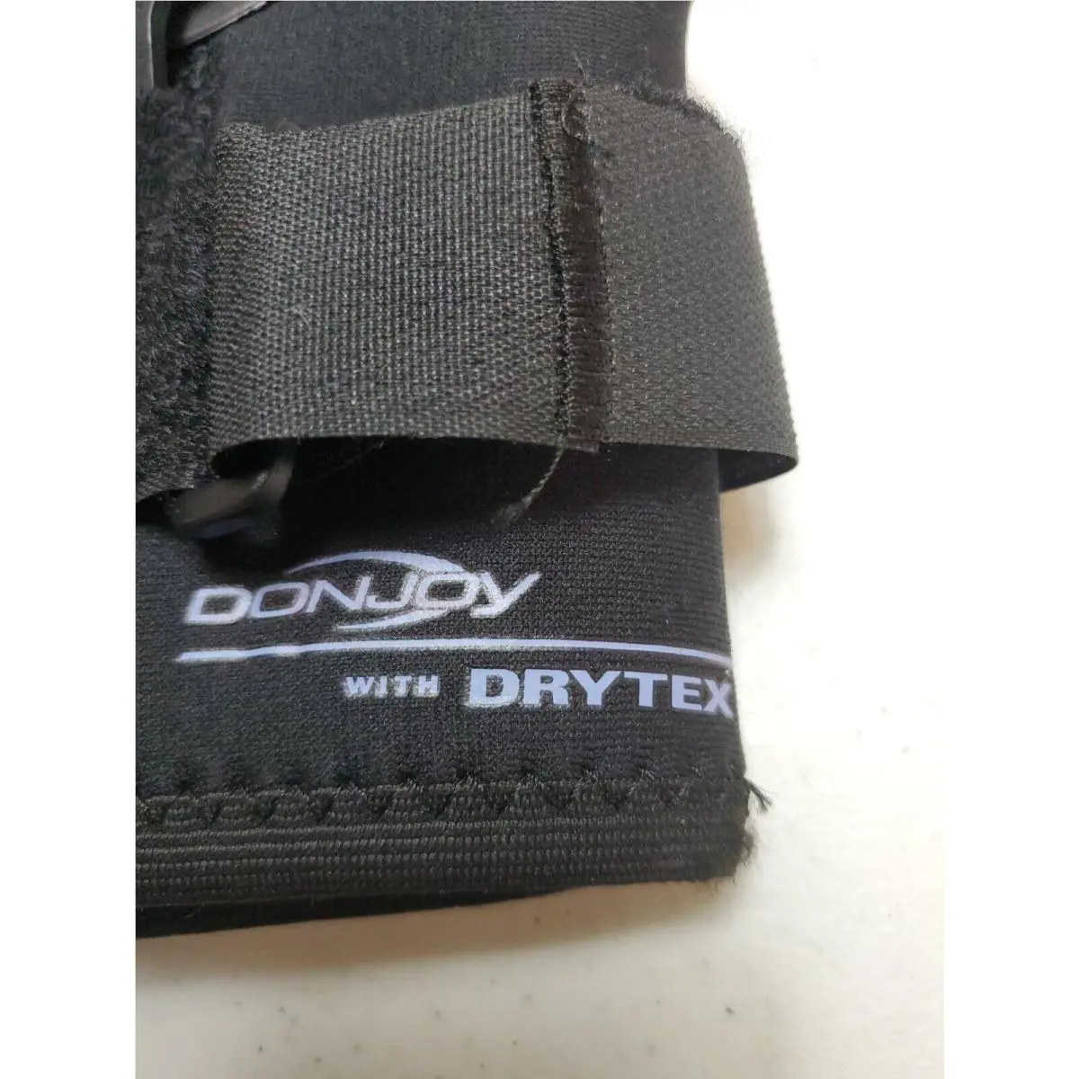 DonJoy  - DonJoy Deluxe Hinged Knee - Deluxe Hinged Knee - Black (UPC: 888912058797) 2