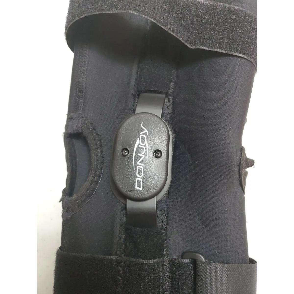 DonJoy  - DonJoy Deluxe Hinged Knee - Deluxe Hinged Knee - Black (UPC: 888912058797) 3