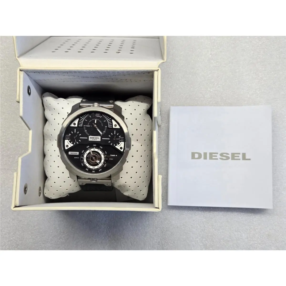 Diesel Machinus Four Time Zones Day Date Leather Strap Men`s Watch DZ7379