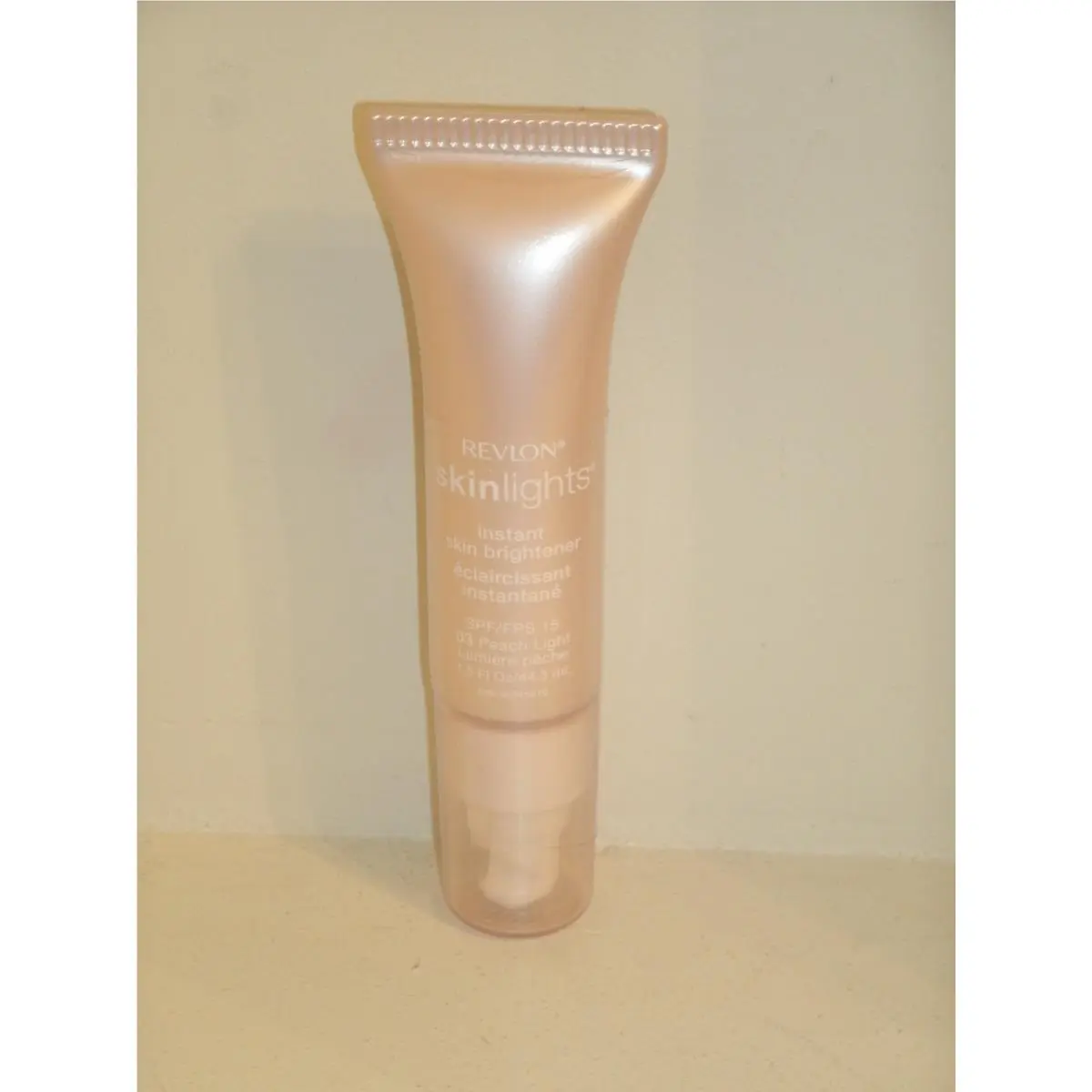 Skinlights Face Illuminator Spf 15 Instant Skin Brightener 1.5 oz 03 Peach Light by Revlon