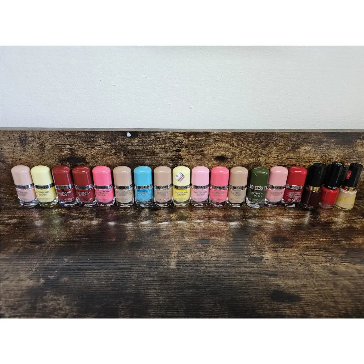 Revlon Ultra HD Snap and Other Revlon Nail Polish Lot Of 18 See Pics