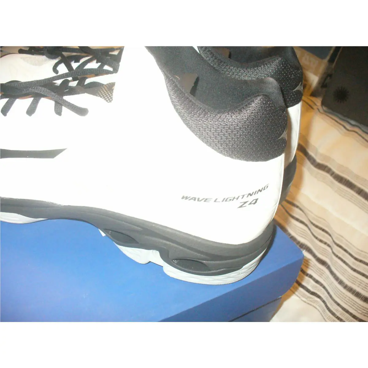 Mizuno shoes - Wave Lightning Z4 - Wave Lightning - MWLZM64646641910 - White-Black 4