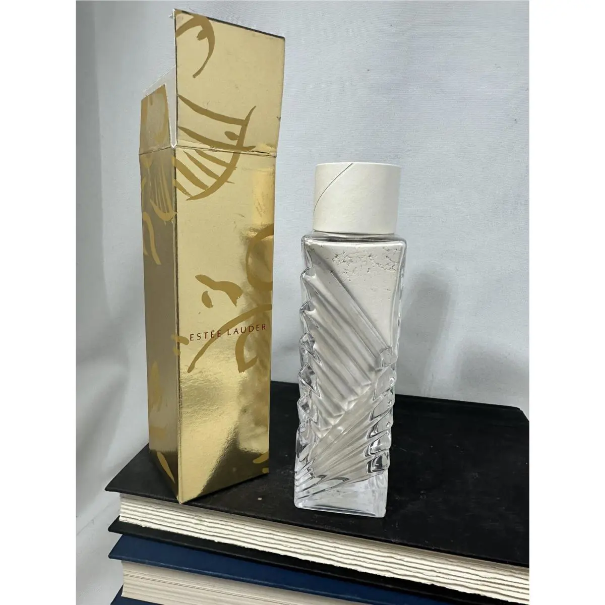 Estée Lauder Perfumed Body Powder Crystal Glass Shaker 2.5 oz / 75 ml W/box