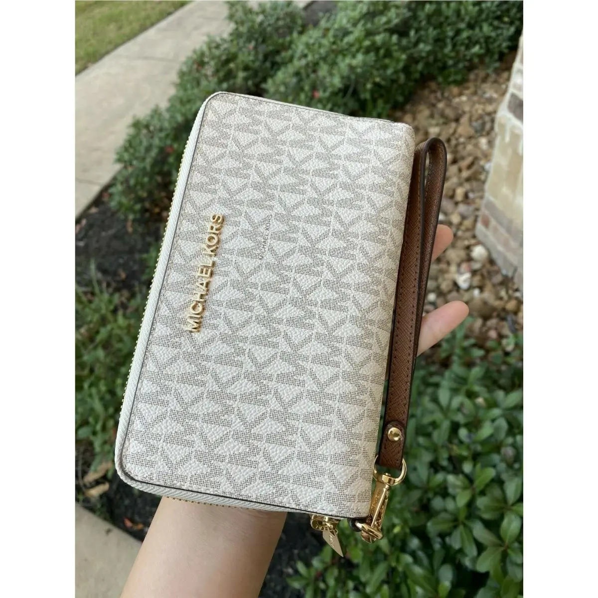 Jet Set Travel Large Flat Zip MF Phone Case Wristlet Wallet Vanilla Signiature by Michael Kors