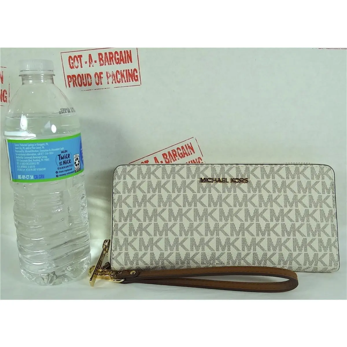 Jet Set Travel Signature Pvc Continental Wallet Wristlet Phonecase MK Vanilla/Gold by Michael Kors
