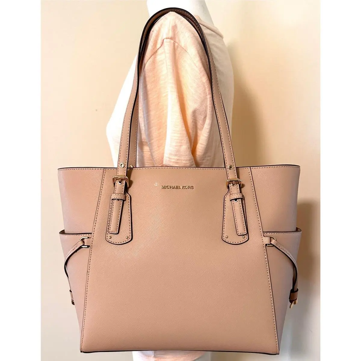 Voyager Medium Saffiano Leather EW Retail Tote Shoulder Bag Oyster/gold by Michael Kors