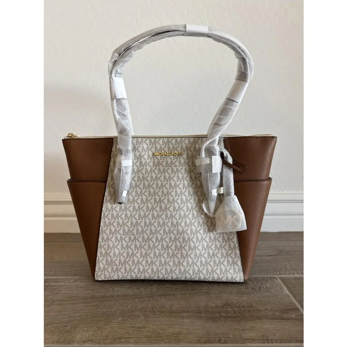 Michael Kors Charlotte Large Top Zip Leather Tote - Exterior: VANILLA, Manufacturer: Brown