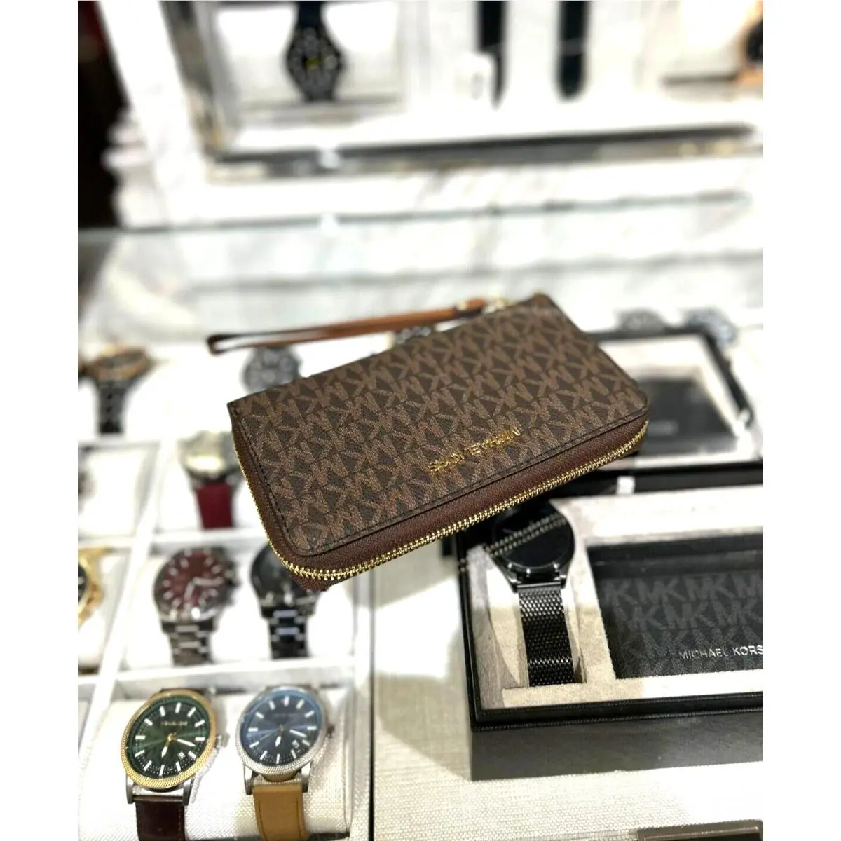 Michael Kors Lady Arge Flat Phone Case Holder Zip Around Wristlet Wallet Brown