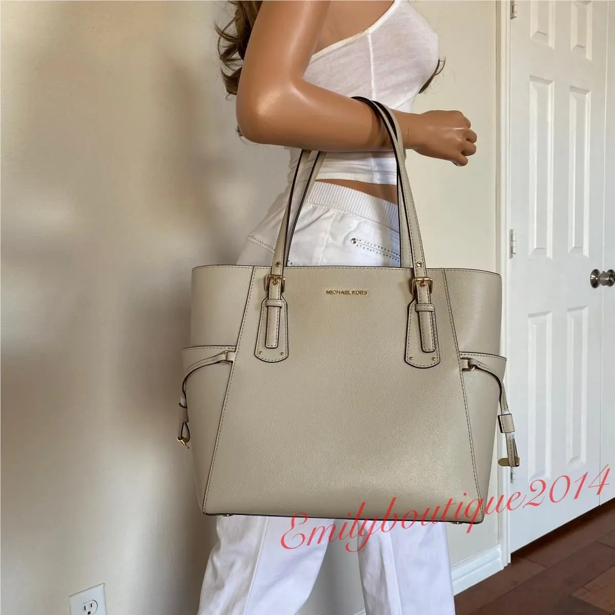Voyager EW Tote Leather Shoulder Bag in Light Sand Dustbag by Michael Kors