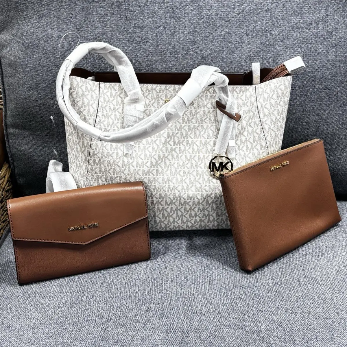 Michael Kors Charlotte LG 3 IN 1 Tote Shoulder Bag + Clutch MK Vanilla/brown