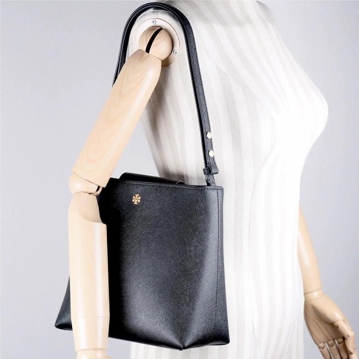 Tory Burch Emerson Black Saffiano Bucket Bag Shoulder Crossbody Purse 134840