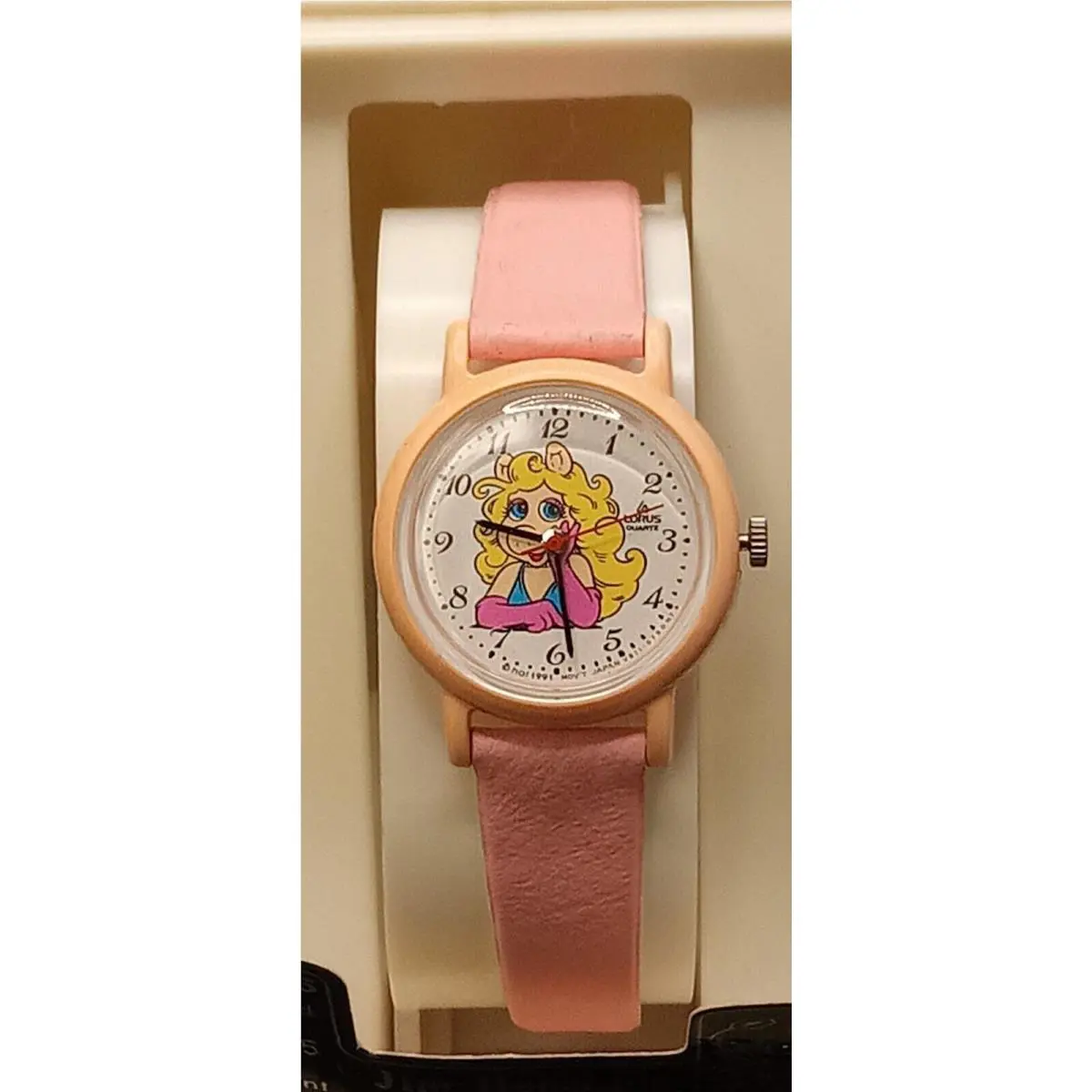 Muppets Miss Piggy Purple Gloves Ladies Pink Quart Watch by Lorus 1991