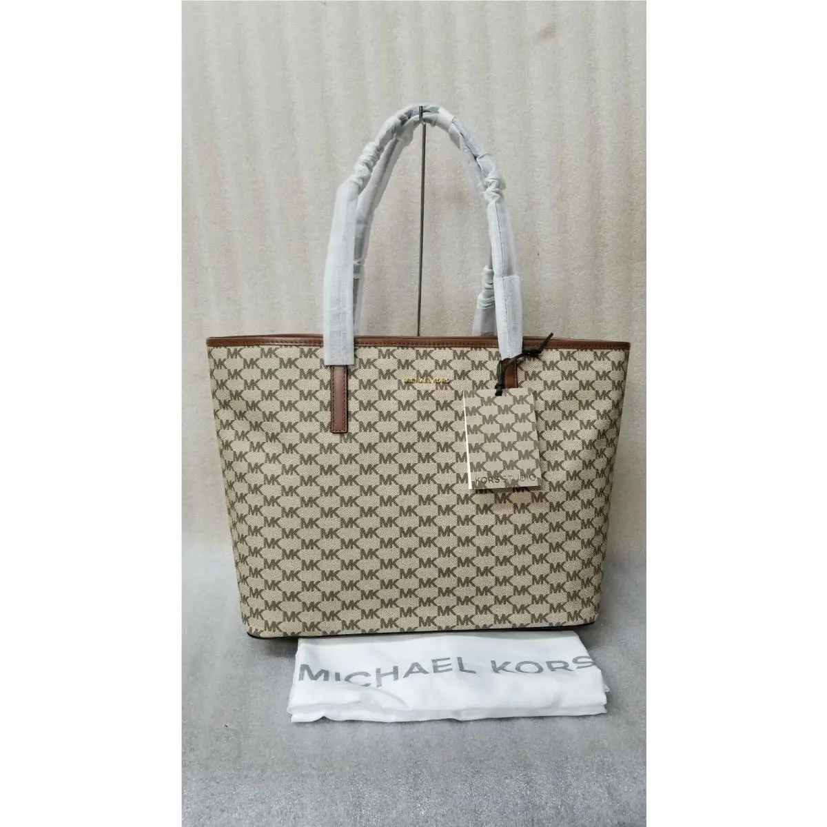 Kors Women`s Emry Large Top Zip Tote Bag - Natural/luggage