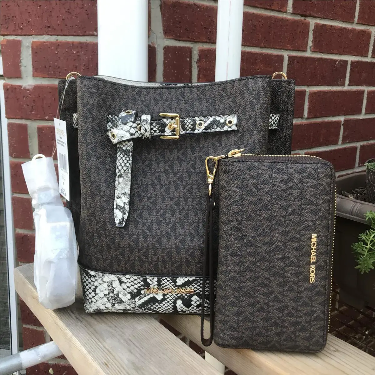 Michael Kors Signature Emilia Small Bucket Bag Brown Signature Multi Wallet