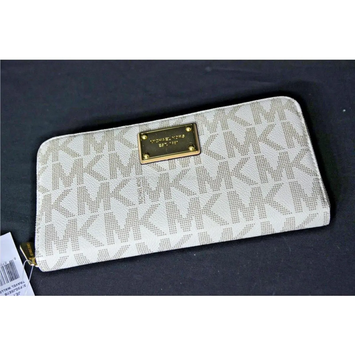 Michael Kors Signature Zip Around Large Travell Wallet in Vanilla. Rare