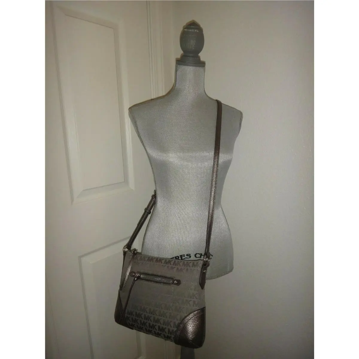 Michael Kors Women`s Fallon Gray MK Signature Jacquard MD Messenger Shoulder Bag