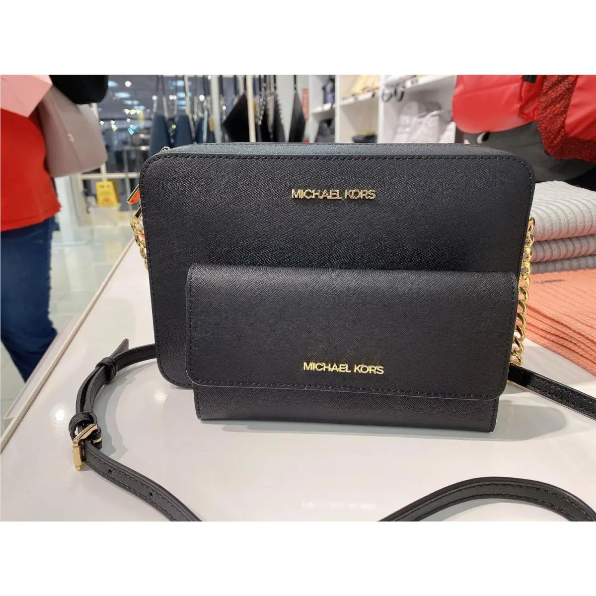Michael Kors MK Jet Set Item Large Saffiano Leather Crossbody Bag Black/gold