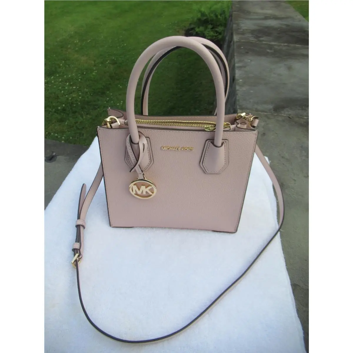 Michael Kors Md. Mercer Pebbled Leather Messenger/ Body/ Powder Blush-$448