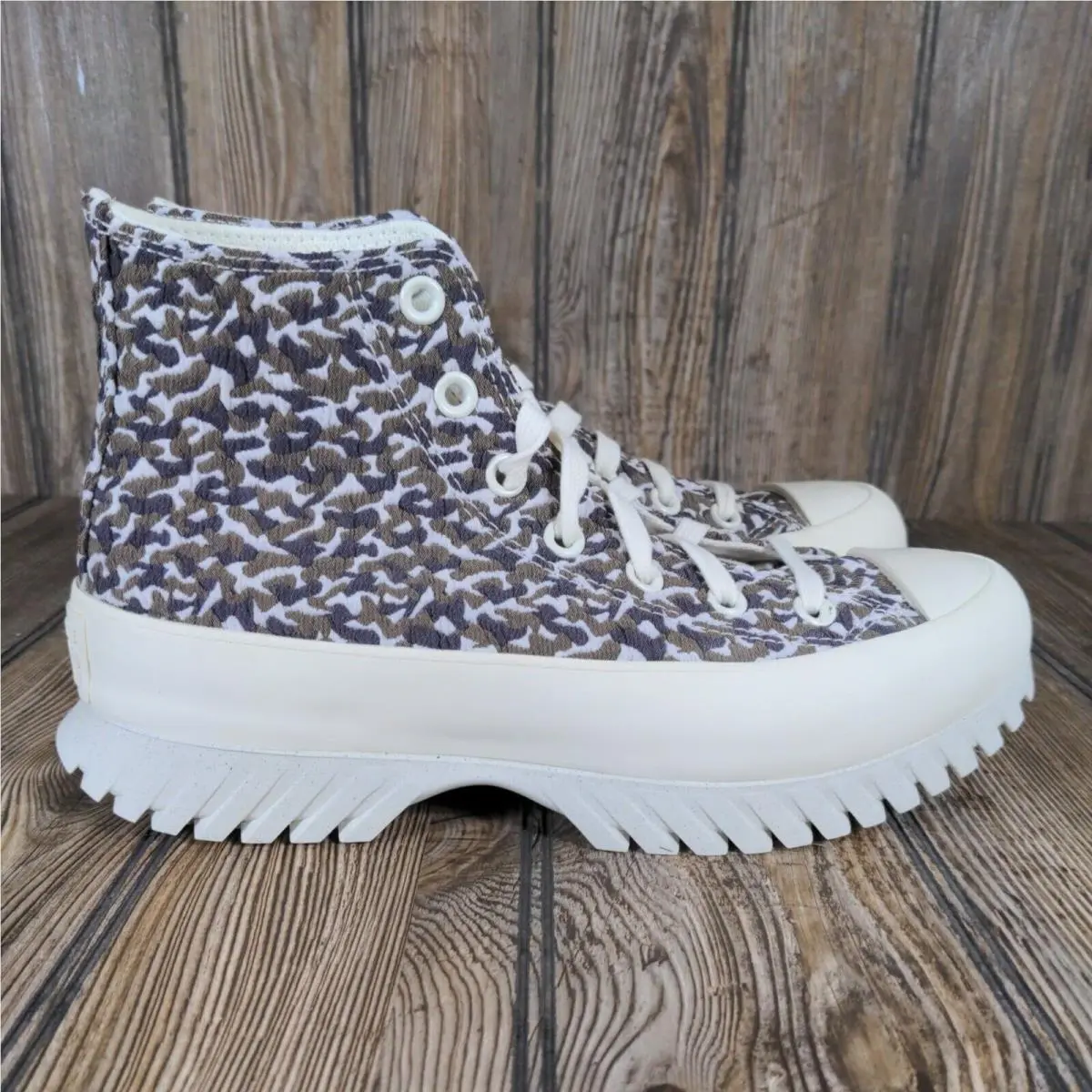 Converse Women Chuck Taylor All Star Lugged 2 Hi Shoes Sand Dune Size 8 Sneakers