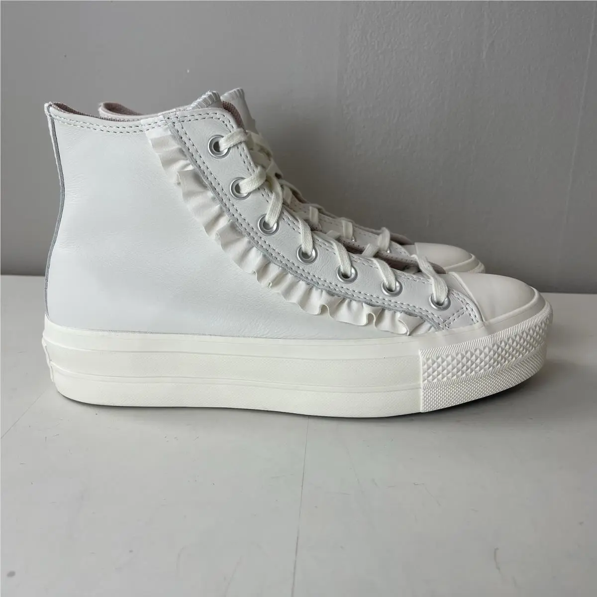 Converse Sneakers Womens 9.5 White Vintage Chuck Taylor Leather Platform Shoes