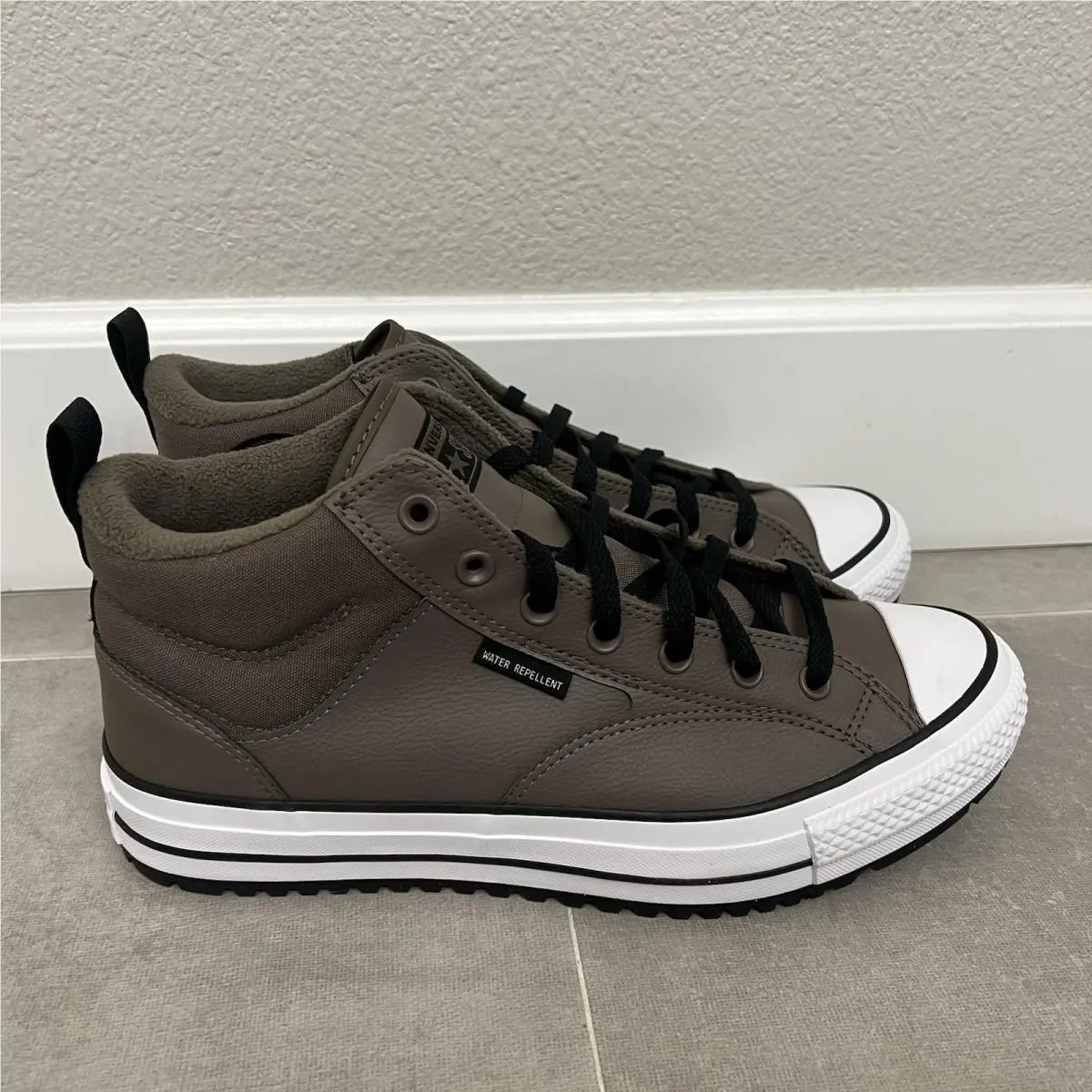 Converse Chuck Taylor All Star Men’s 11.5/Womens 13.5 Malden Shoes A08561C