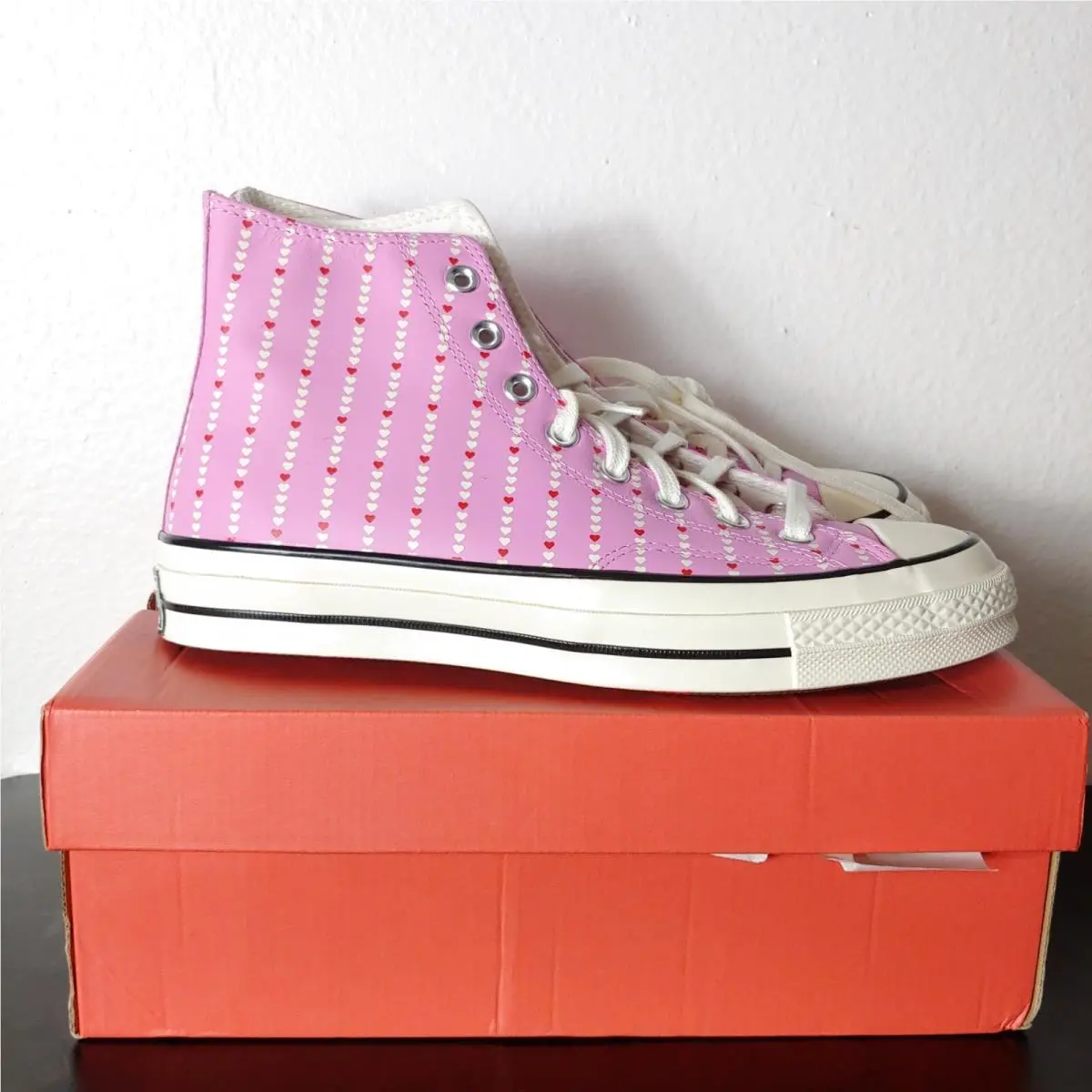 Converse - Love Fearlessly Womens Shoes Chuck 70 Pink Hearts SZ 10