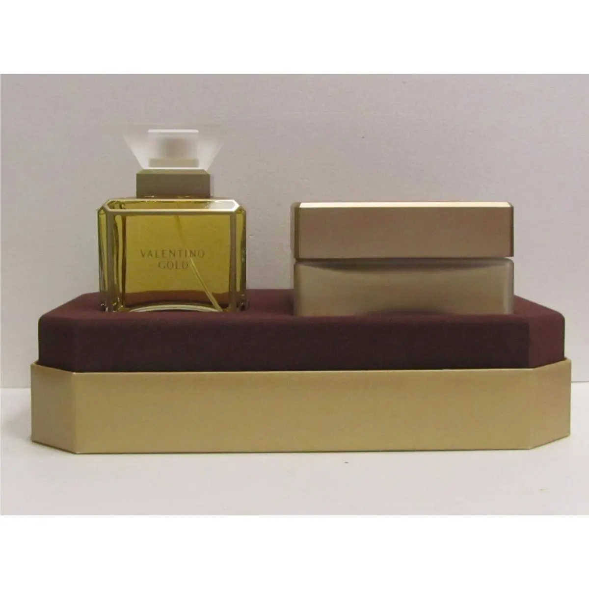 Valentino Gold Women 2 Pieces Set 3.3 oz Edp Spray + 5.5 Luxurious Body Cream