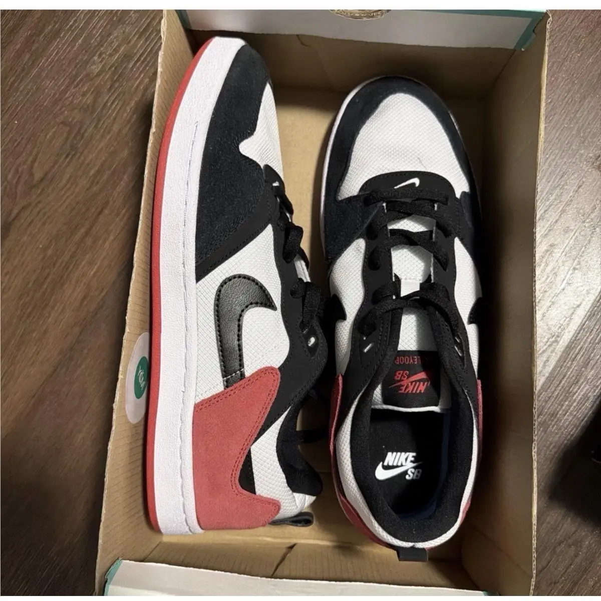 Nike Men`s SB Alleyoop Classic Skate Shoes White Black Red Sz 11