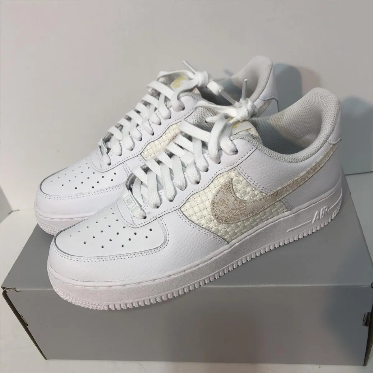 Nike Air Force 1 `07 SE Flower Swooch White Sail Lemon Wash DO9458-100 Size 9.5 - Green