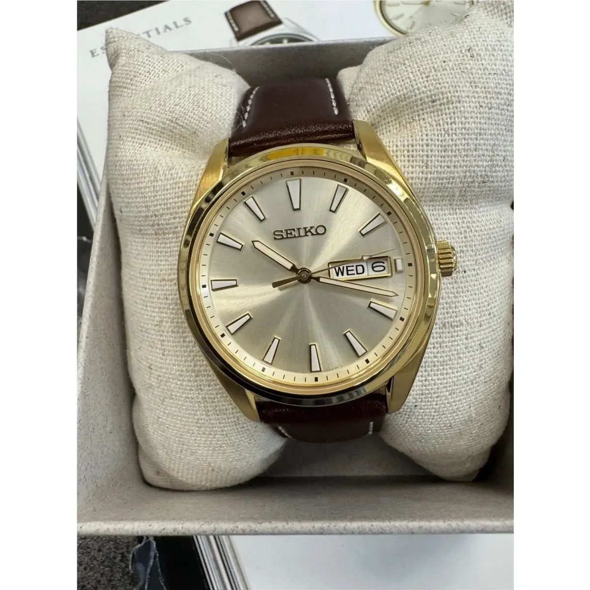 Seiko SUR450 Men’s Watch Featuring an Elegant Gold-tone Case