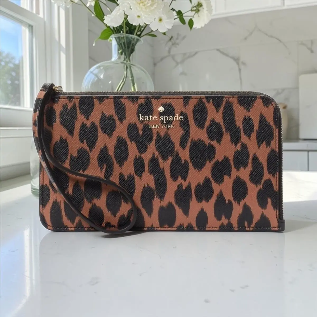 Kate Spade Lucy Medium L-zip Wristlet in Leopard Print KE636