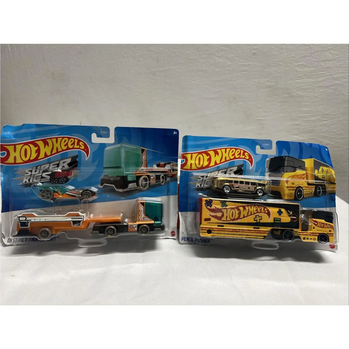 Hot Wheels BDW51 1 1:64 Transporter Vehicle with Car Distress Box Complete