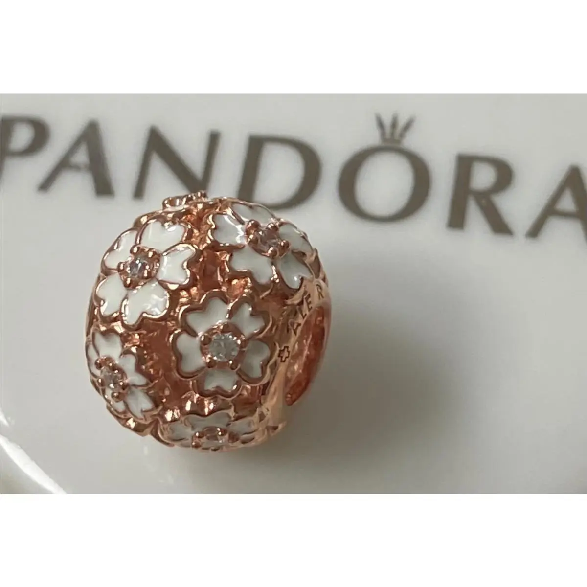 Pandora Rose White Primerose Meadow Charm 781488EN12