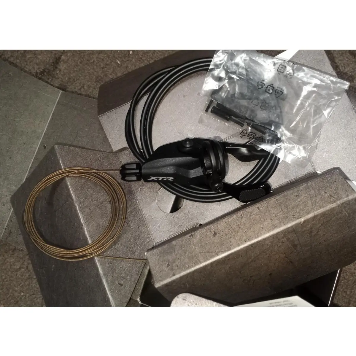 Shimano  - Shimano XTR SL-M9100-R - XTR - ISLM9100RAP - Black (UPC: 689228882249) 0