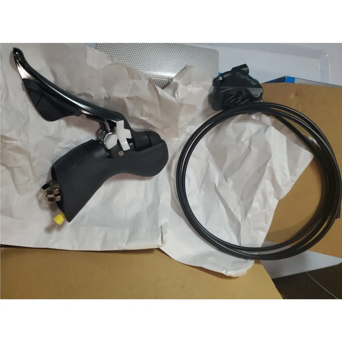 Shimano  - ST-4725-R / BR-4770-R. - I4725DRRDSC170A - Black (UPC: 192790449869) 0