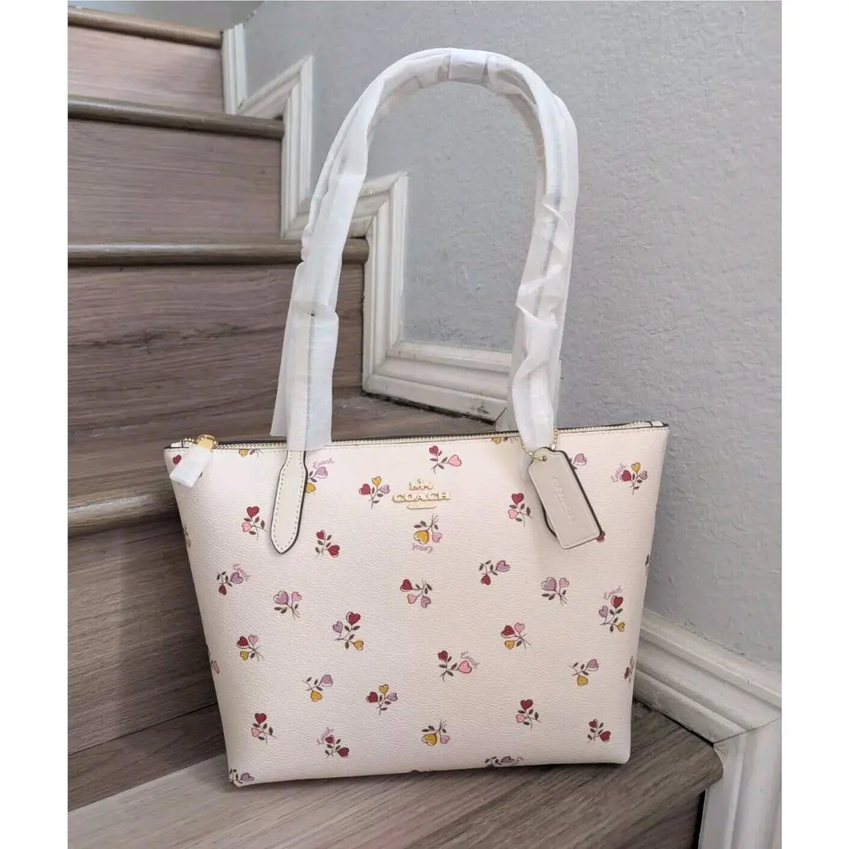 Coach CW397 Fiona Zip Tote Bag with Heart Print In Gold/chalk Mult