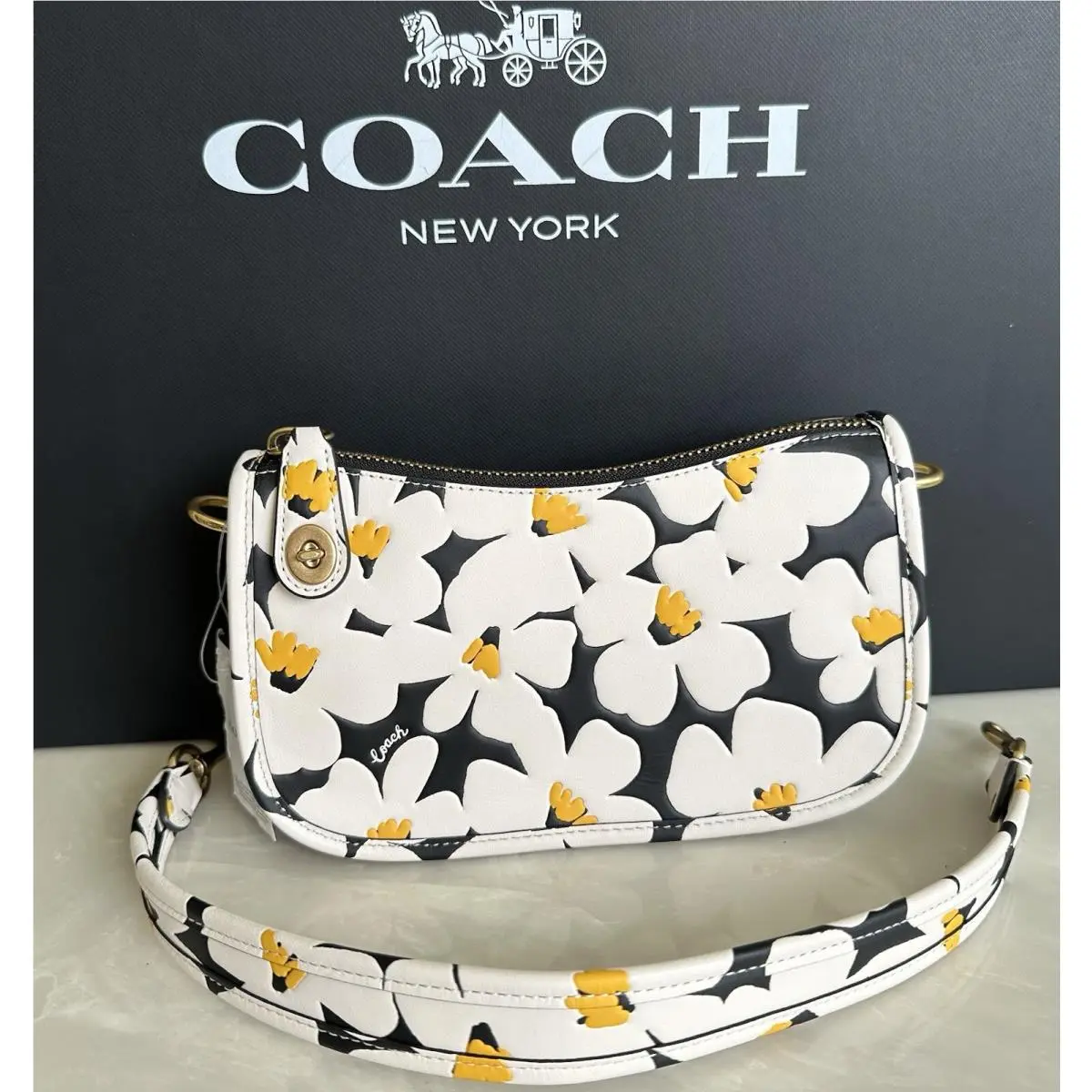 Coach Chalk/multi Daisy Floral Swinger 20 CR509