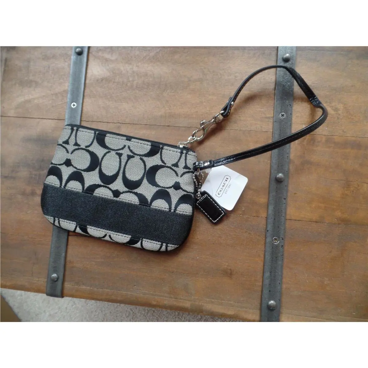 Coach Small Wristlet White/black