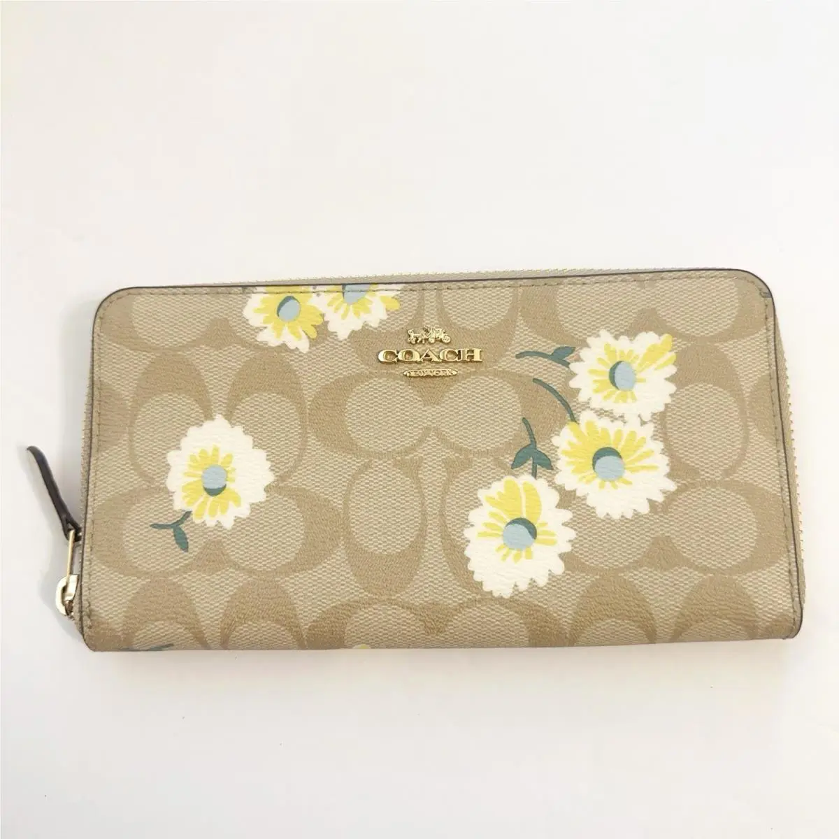 Coach Accordion Zip Wallet In Signature Canvas with Daisy Print C3370