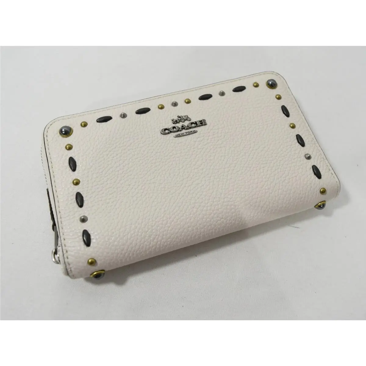 Coach 22892 Prarie Rivets Medium Zip Wallet in Leather. Chalk White