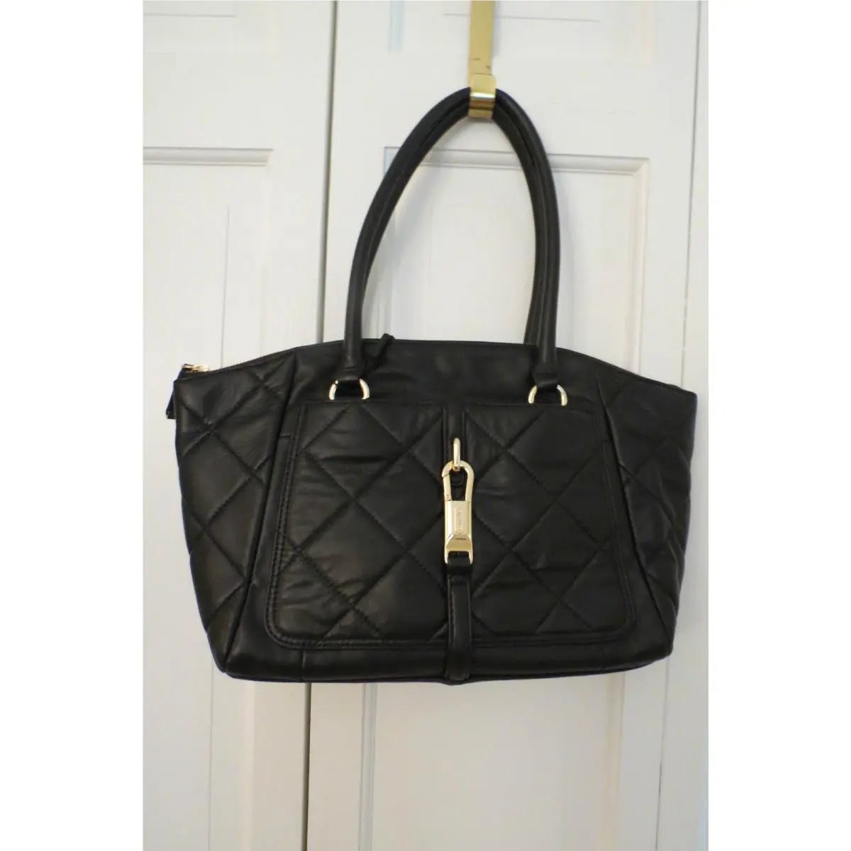 Stylish Calvin Klein Black Quilted Leather Purse/shoulder Bag –