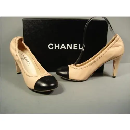 Chanel 38/7.5 Classic Gathered Black Beige Lambskin Round Toe Pumps Heel CC