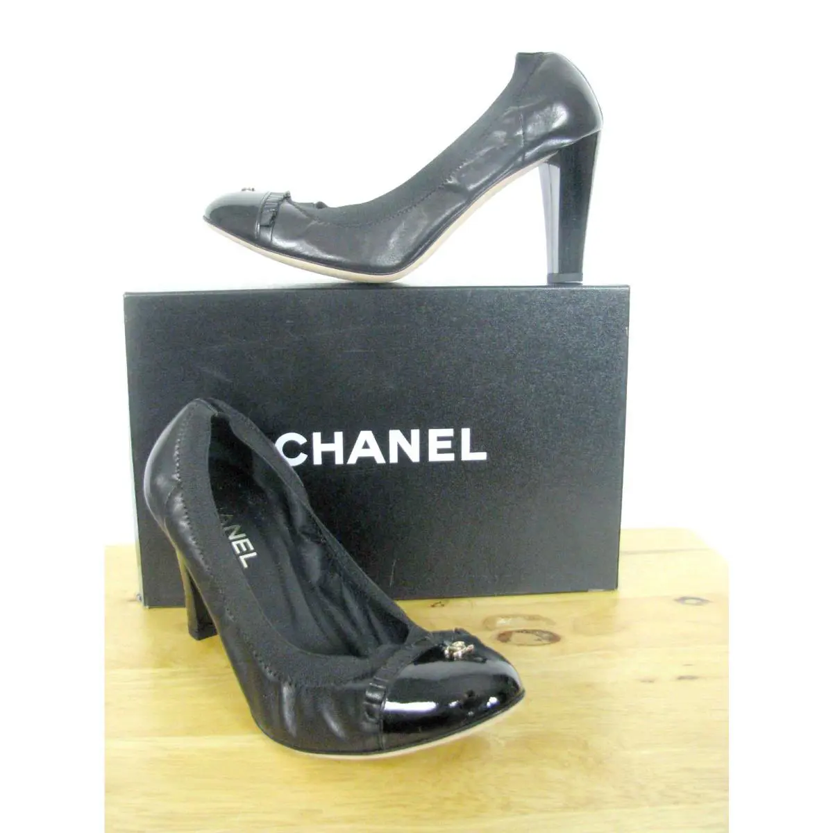 Chanel Escarpins CC Logo Patent Leather Elastic Trim Pumps Shoes 40.5 IT