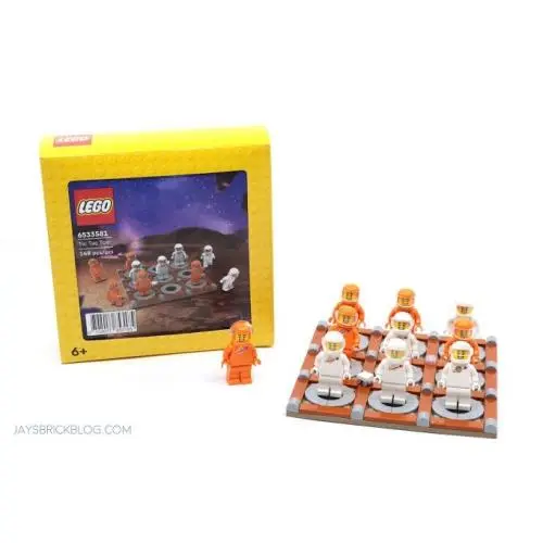 6533583 Lego Tic Tac Toe Game Set with 10 Classic Spaceman Minifigures Vip